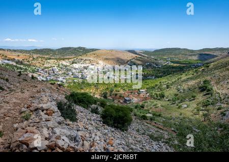 Ein kleines Dorf auf den Hügeln des östlichen Türkiye. Stockfoto