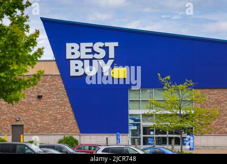 Best Buy Schaufenster bei Dartmouth. Best Buy ist ein US-amerikanischer multinationaler Einzelhändler für Unterhaltungselektronik. HALIFAX, NOVA SCOTIA, KANADA - JUNI 2022 Stockfoto