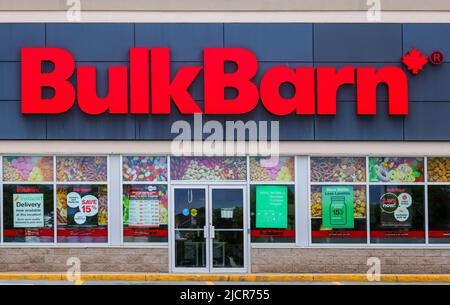 Bulk Barn Storefront. Bulk Barn ist ein kanadisches Großkostgeschäft, das Spezialprodukte, vegan und nicht-gvo verkauft.HALIFAX, NOVA SCOTIA, KANADA Stockfoto