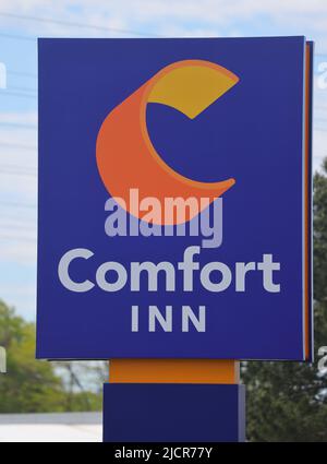 Das Schild des Comfort Inn Hotels befindet sich vor dem Hotel. Comfort Inn ist eine mittelklassige Hotelkette, die Teil der Gastfreundschaft ist. HALIFAX, NOVA SCOTIA, KANADA - JUNI 22 Stockfoto