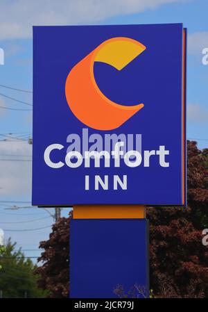 Das Schild des Comfort Inn Hotels befindet sich vor dem Hotel. Comfort Inn ist eine mittelklassige Hotelkette, die Teil der Gastfreundschaft ist. HALIFAX, NOVA SCOTIA, KANADA - JUNI 22 Stockfoto