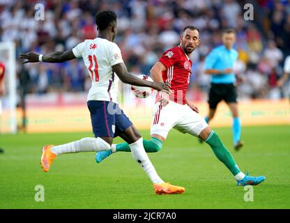 Der englische Bukayo Saka (links) und der ungarische Attila Fiola kämpfen während des Spiels der UEFA Nations League im Molineux Stadium in Wolverhampton um den Ball. Bilddatum: Dienstag, 14. Juni 2022. Stockfoto