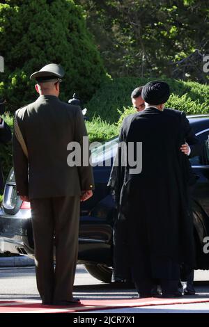 Teheran, Teheran, Iran. 15.. Juni 2022. Ein Handout-Foto des iranischen Präsidialamtes zeigt den iranischen Präsidenten EBRAHIM RAISI und den turkmenischen Präsidenten SERDAR BERDIMUHAMEDOW während einer Begrüßungszeremonie im Präsidentenpalast in Teheran, Iran, am 15. Juni 2022. Berdimuhamedow ist in Teheran, um sich mit iranischen Beamten zu treffen. (Bild: © iranischer Ratsvorsitz über ZUMA Press Wire) Stockfoto