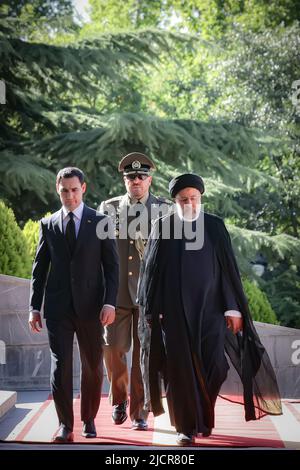 Teheran, Teheran, Iran. 15.. Juni 2022. Ein Handout-Foto des iranischen Präsidialamtes zeigt den iranischen Präsidenten EBRAHIM RAISI und den turkmenischen Präsidenten SERDAR BERDIMUHAMEDOW während einer Begrüßungszeremonie im Präsidentenpalast in Teheran, Iran, am 15. Juni 2022. Berdimuhamedow ist in Teheran, um sich mit iranischen Beamten zu treffen. (Bild: © iranischer Ratsvorsitz über ZUMA Press Wire) Stockfoto