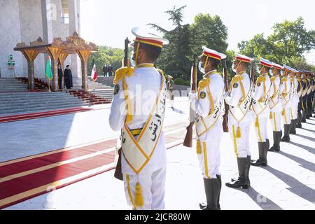 Teheran, Teheran, Iran. 15.. Juni 2022. Ein Handout-Foto des iranischen Präsidialamtes zeigt den iranischen Präsidenten EBRAHIM RAISI und den turkmenischen Präsidenten SERDAR BERDIMUHAMEDOW während einer Begrüßungszeremonie im Präsidentenpalast in Teheran, Iran, am 15. Juni 2022. Berdimuhamedow ist in Teheran, um sich mit iranischen Beamten zu treffen. (Bild: © iranischer Ratsvorsitz über ZUMA Press Wire) Stockfoto