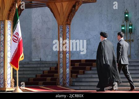 Teheran, Teheran, Iran. 15.. Juni 2022. Ein Handout-Foto des iranischen Präsidialamtes zeigt den iranischen Präsidenten EBRAHIM RAISI und den turkmenischen Präsidenten SERDAR BERDIMUHAMEDOW während einer Begrüßungszeremonie im Präsidentenpalast in Teheran, Iran, am 15. Juni 2022. Berdimuhamedow ist in Teheran, um sich mit iranischen Beamten zu treffen. (Bild: © iranischer Ratsvorsitz über ZUMA Press Wire) Stockfoto