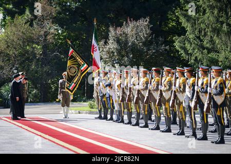 Teheran, Teheran, Iran. 15.. Juni 2022. Ein Handout-Foto des iranischen Präsidialamtes zeigt den iranischen Präsidenten EBRAHIM RAISI und den turkmenischen Präsidenten SERDAR BERDIMUHAMEDOW während einer Begrüßungszeremonie im Präsidentenpalast in Teheran, Iran, am 15. Juni 2022. Berdimuhamedow ist in Teheran, um sich mit iranischen Beamten zu treffen. (Bild: © iranischer Ratsvorsitz über ZUMA Press Wire) Stockfoto