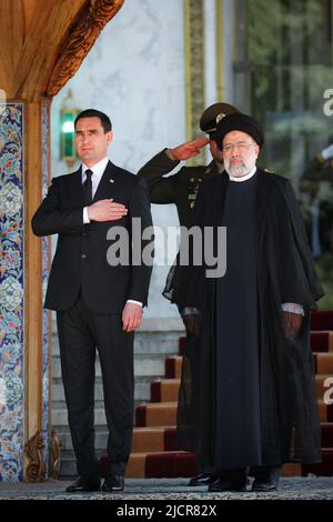 Teheran, Teheran, Iran. 15.. Juni 2022. Ein Handout-Foto des iranischen Präsidialamtes zeigt den iranischen Präsidenten EBRAHIM RAISI und den turkmenischen Präsidenten SERDAR BERDIMUHAMEDOW während einer Begrüßungszeremonie im Präsidentenpalast in Teheran, Iran, am 15. Juni 2022. Berdimuhamedow ist in Teheran, um sich mit iranischen Beamten zu treffen. (Bild: © iranischer Ratsvorsitz über ZUMA Press Wire) Stockfoto