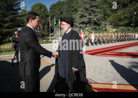 Teheran, Teheran, Iran. 15.. Juni 2022. Ein Handout-Foto des iranischen Präsidialamtes zeigt den iranischen Präsidenten EBRAHIM RAISI und den turkmenischen Präsidenten SERDAR BERDIMUHAMEDOW während einer Begrüßungszeremonie im Präsidentenpalast in Teheran, Iran, am 15. Juni 2022. Berdimuhamedow ist in Teheran, um sich mit iranischen Beamten zu treffen. (Bild: © iranischer Ratsvorsitz über ZUMA Press Wire) Stockfoto