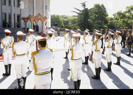 Teheran, Teheran, Iran. 15.. Juni 2022. Ein Handout-Foto des iranischen Präsidialamtes zeigt den iranischen Präsidenten EBRAHIM RAISI und den turkmenischen Präsidenten SERDAR BERDIMUHAMEDOW während einer Begrüßungszeremonie im Präsidentenpalast in Teheran, Iran, am 15. Juni 2022. Berdimuhamedow ist in Teheran, um sich mit iranischen Beamten zu treffen. (Bild: © iranischer Ratsvorsitz über ZUMA Press Wire) Stockfoto