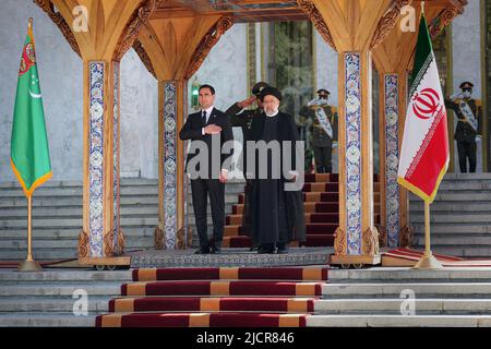 Teheran, Teheran, Iran. 15.. Juni 2022. Ein Handout-Foto des iranischen Präsidialamtes zeigt den iranischen Präsidenten EBRAHIM RAISI und den turkmenischen Präsidenten SERDAR BERDIMUHAMEDOW während einer Begrüßungszeremonie im Präsidentenpalast in Teheran, Iran, am 15. Juni 2022. Berdimuhamedow ist in Teheran, um sich mit iranischen Beamten zu treffen. (Bild: © iranischer Ratsvorsitz über ZUMA Press Wire) Stockfoto