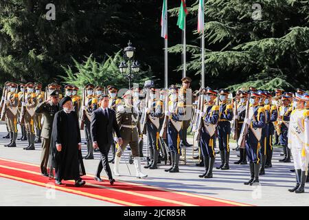 Teheran, Teheran, Iran. 15.. Juni 2022. Ein Handout-Foto des iranischen Präsidialamtes zeigt den iranischen Präsidenten EBRAHIM RAISI und den turkmenischen Präsidenten SERDAR BERDIMUHAMEDOW während einer Begrüßungszeremonie im Präsidentenpalast in Teheran, Iran, am 15. Juni 2022. Berdimuhamedow ist in Teheran, um sich mit iranischen Beamten zu treffen. (Bild: © iranischer Ratsvorsitz über ZUMA Press Wire) Stockfoto