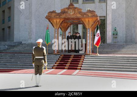 Teheran, Teheran, Iran. 15.. Juni 2022. Ein Handout-Foto des iranischen Präsidialamtes zeigt den iranischen Präsidenten EBRAHIM RAISI und den turkmenischen Präsidenten SERDAR BERDIMUHAMEDOW während einer Begrüßungszeremonie im Präsidentenpalast in Teheran, Iran, am 15. Juni 2022. Berdimuhamedow ist in Teheran, um sich mit iranischen Beamten zu treffen. (Bild: © iranischer Ratsvorsitz über ZUMA Press Wire) Stockfoto