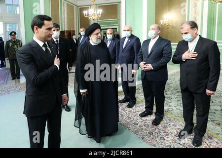 Teheran, Teheran, Iran. 15.. Juni 2022. Ein Handout-Foto des iranischen Präsidialamtes zeigt den iranischen Präsidenten EBRAHIM RAISI und den turkmenischen Präsidenten SERDAR BERDIMUHAMEDOW während einer Begrüßungszeremonie im Präsidentenpalast in Teheran, Iran, am 15. Juni 2022. Berdimuhamedow ist in Teheran, um sich mit iranischen Beamten zu treffen. (Bild: © iranischer Ratsvorsitz über ZUMA Press Wire) Stockfoto