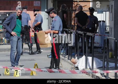 Neapel, Italien. 15.. Juni 2022. Neapels Mord an der Camorra in der Nachbarschaft, in der das Opfer Michele della Corte gerettet wurde, Ermittlungen der Carabinieri Kredit: Unabhängige Fotoagentur/Alamy Live News Stockfoto