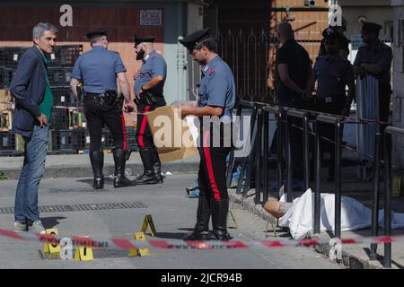 Neapel, Italien. 15.. Juni 2022. Neapels Mord an der Camorra in der Nachbarschaft, in der das Opfer Michele della Corte gerettet wurde, Ermittlungen der Carabinieri Kredit: Unabhängige Fotoagentur/Alamy Live News Stockfoto