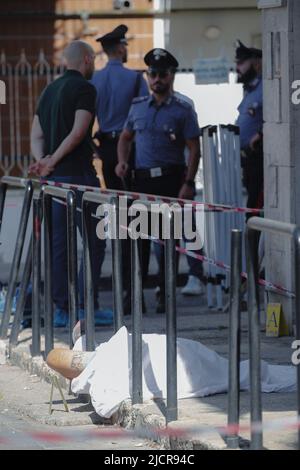 Neapel, Italien. 15.. Juni 2022. Neapels Mord an der Camorra in der Nachbarschaft, in der das Opfer Michele della Corte gerettet wurde, Ermittlungen der Carabinieri Kredit: Unabhängige Fotoagentur/Alamy Live News Stockfoto