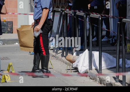 Neapel, Italien. 15.. Juni 2022. Neapels Mord an der Camorra in der Nachbarschaft, in der das Opfer Michele della Corte gerettet wurde, Ermittlungen der Carabinieri Kredit: Unabhängige Fotoagentur/Alamy Live News Stockfoto