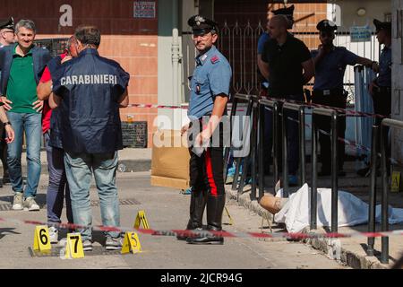 Neapel, Italien. 15.. Juni 2022. Neapels Mord an der Camorra in der Nachbarschaft, in der das Opfer Michele della Corte gerettet wurde, Ermittlungen der Carabinieri Kredit: Unabhängige Fotoagentur/Alamy Live News Stockfoto