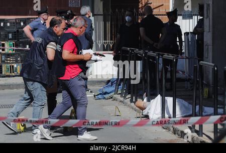 Neapel, Italien. 15.. Juni 2022. Neapels Mord an der Camorra in der Nachbarschaft, in der das Opfer Michele della Corte gerettet wurde, Ermittlungen der Carabinieri Kredit: Unabhängige Fotoagentur/Alamy Live News Stockfoto