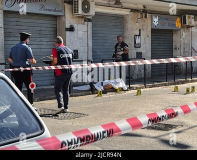 Neapel, Italien. 15.. Juni 2022. Neapels Mord an der Camorra in der Nachbarschaft, in der das Opfer Michele della Corte gerettet wurde, Ermittlungen der Carabinieri Kredit: Unabhängige Fotoagentur/Alamy Live News Stockfoto