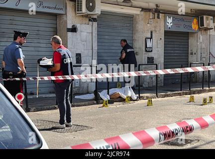 Neapel, Italien. 15.. Juni 2022. Neapels Mord an der Camorra in der Nachbarschaft, in der das Opfer Michele della Corte gerettet wurde, Ermittlungen der Carabinieri Kredit: Unabhängige Fotoagentur/Alamy Live News Stockfoto