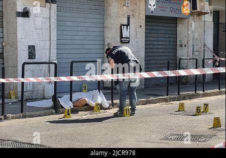 Neapel, Italien. 15.. Juni 2022. Neapels Mord an der Camorra in der Nachbarschaft, in der das Opfer Michele della Corte gerettet wurde, Ermittlungen der Carabinieri Kredit: Unabhängige Fotoagentur/Alamy Live News Stockfoto