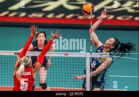 Quezon City. 15.. Juni 2022. Jin Ye (R) aus China spielt am 15. Juni 2022 in Quezon City, Philippinen, gegen Belgien beim Spiel FIVB Volleyball Nations League Women's Pool 4. Quelle: Rouelle Umali/Xinhua/Alamy Live News Stockfoto