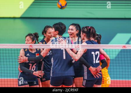 Quezon City. 15.. Juni 2022. Spieler aus China feiern am 15. Juni 2022 im Rahmen des FIVB Volleyball Nations League Women's Pool 4-Spiels gegen Belgien in Quezon City, Philippinen. Quelle: Rouelle Umali/Xinhua/Alamy Live News Stockfoto