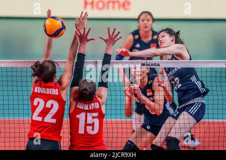 Quezon City. 15.. Juni 2022. Li Yingying (1. R) aus China spielt am 15. Juni 2022 in Quezon City auf den Philippinen den Ball beim Spiel FIVB Volleyball Nations League Women's Pool 4 gegen Belgien. Quelle: Rouelle Umali/Xinhua/Alamy Live News Stockfoto