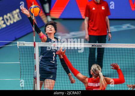 Quezon City. 15.. Juni 2022. Yuan Xinyue (L) aus China spikes den Ball während des Spiels der FIVB Volleyball Nations League Women's Pool 4 gegen Belgien am 15. Juni 2022 in Quezon City auf den Philippinen. Quelle: Rouelle Umali/Xinhua/Alamy Live News Stockfoto