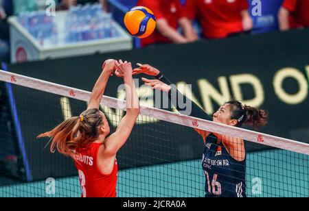 Quezon City. 15.. Juni 2022. Ding Xia (R) aus China tritt am 15. Juni 2022 beim Spiel FIVB Volleyball Nations League Women's Pool 4 gegen Belgien in Quezon City, Philippinen, an. Quelle: Rouelle Umali/Xinhua/Alamy Live News Stockfoto