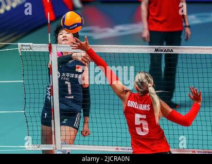 Quezon City. 15.. Juni 2022. Yuan Xinyue (L) aus China spikes den Ball während des Spiels der FIVB Volleyball Nations League Women's Pool 4 gegen Belgien am 15. Juni 2022 in Quezon City auf den Philippinen. Quelle: Rouelle Umali/Xinhua/Alamy Live News Stockfoto