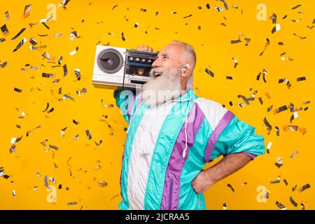 Profilfoto der fröhlichen Person tragen Boombox tragen 90s Satz Stoff Kleidung auf gelbem Hintergrund isoliert Stockfoto