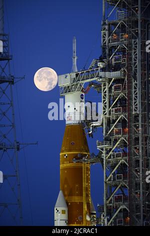 Während die NASA das 60.-jährige Jubiläum von KSC feiert, geht hinter der NASA-Rakete Space Launch System (SLS) ein Vollmond unter, während sie auf dem Komplex 39B steht, um die Tests am Mittwoch, den 15. Juni 2022 im Kennedy Space Center, Florida, vorzubereiten. Foto von Joe Marino/UPI Credit: UPI/Alamy Live News Stockfoto