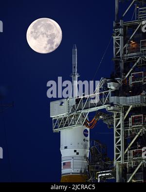 Kennedy Space Center, Usa. 15.. Juni 2022. Ein Vollmond untergeht hinter der NASA-Rakete Space Launch System (SLS), die auf dem Komplex 39B steht, um am Mittwoch, den 15. Juni 2022, im Kennedy Space Center in Florida Tests durchzuführen. Die NASA feiert auch das 60.-jährige Jubiläum des Kennedy Space Center. Foto von Joe Marino/UPI Credit: UPI/Alamy Live News Stockfoto