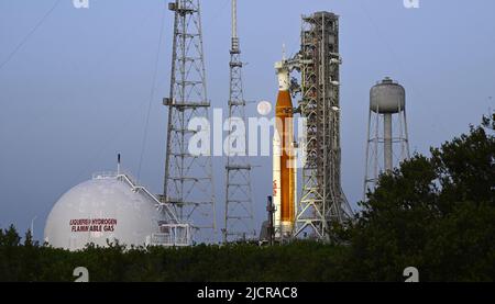 Ein Vollmond untergeht hinter der NASA-Rakete Space Launch System (SLS), die auf dem Komplex 39B steht, um am Mittwoch, den 15. Juni 2022, im Kennedy Space Center in Florida Tests durchzuführen. Die NASA feiert auch das 60.-jährige Jubiläum des Kennedy Space Center. Foto von Joe Marino/UPI Credit: UPI/Alamy Live News Stockfoto