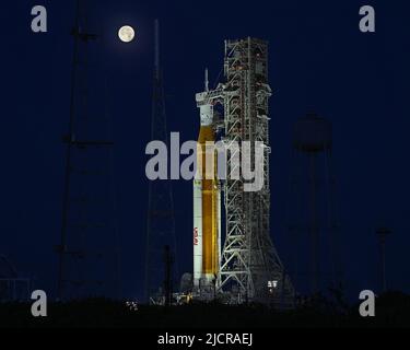 Ein Vollmond untergeht hinter der NASA-Rakete Space Launch System (SLS), die auf dem Komplex 39B steht, um am Mittwoch, den 15. Juni 2022, im Kennedy Space Center in Florida Tests durchzuführen. Die NASA feiert auch das 60.-jährige Jubiläum des Kennedy Space Center. Foto von Joe Marino/UPI Credit: UPI/Alamy Live News Stockfoto