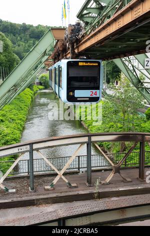 Die Wuppertaler Schwebebahn über den Wupper, Deutschland Stockfoto