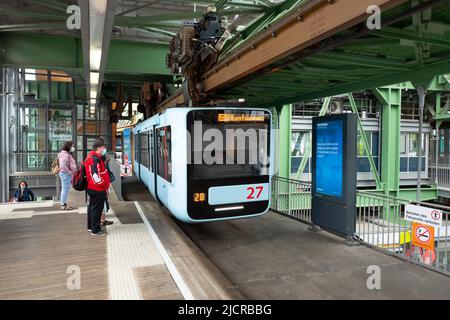 Ein Zug, der an einem Ende der Strecke mit der Wuppertaler Schwebebahn in Vohwinkel einfährt Stockfoto