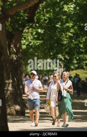 Die Menschen laufen im St James's Park, London, während sie das warme Wetter genießen. Bilddatum: Mittwoch, 15. Juni 2022. Stockfoto