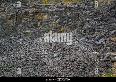 Haufen von Kalksteinbrocken und zerbrochene alte Arbeitsflächen in einem verlassenen Steinbruch auf der Mineralader Moss Rake, Bradwell Moor, Peak District. Stockfoto