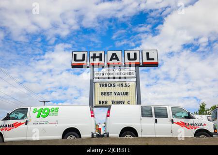 U-HAUL-LKWs, die am Abholort im Mietwagenbüro geparkt sind. U-Haul ist ein bewegliches Gerät und Lager. HALIFAX, NOVA SCOTIA, KANADA - JUNI 2022 Stockfoto