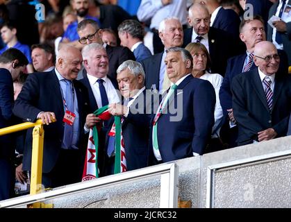 Ungarns Premierminister Viktor Orban (Mitte rechts, grüne Krawatte) in der Tribüne vor dem Spiel der UEFA Nations League im Molineux-Stadion in Wolverhampton. Bilddatum: Dienstag, 14. Juni 2022. Stockfoto