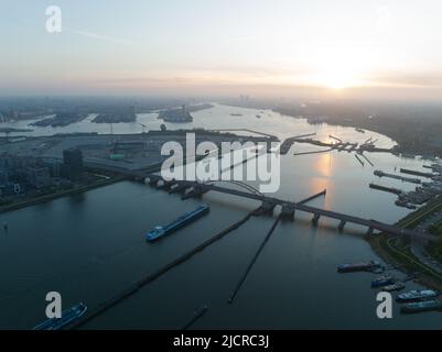 Amsterdam, 11.. Mai 2022, Niederlande. Transportschiff unter einer Brücke und Schleuse Wasserstraße Luft Drohne Ansicht Logistik und Handel von Stockfoto