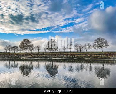 Bäume und Wolkenlandschaft auf Wasserspiegelung, Saint-Valery sur Somme, Frankreich Stockfoto