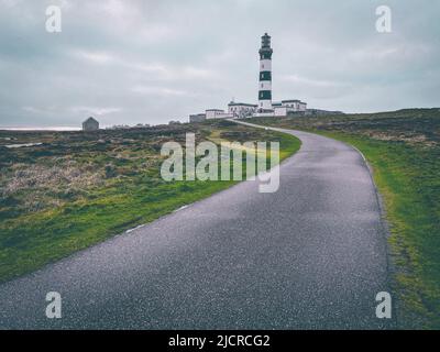 Ushan Landschaft mit Creach Leuchtturmstraße, Bretagne, Frankreich Stockfoto