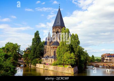 Temple Neuf ist eine evangelische Kirche in Metz auf Petit-Saulcy, die von der Mosel umgeben ist. Hauptstadt von Lothringen, Frankreich. Stockfoto