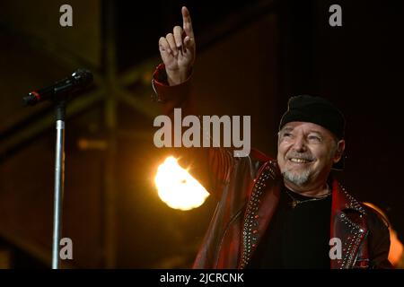 Rom, Italien. 12.. Juni 2022. Vasco Rossi während des Konzerts, Vasco Live, im Circo Massimo, 12.. Juni 2022, Rom, Italien. (Foto: Domenico Cippitelli/Pacific Press/Sipa USA) Quelle: SIPA USA/Alamy Live News Stockfoto