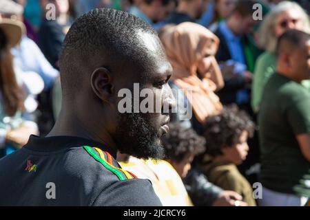 London, Großbritannien. 14.. Juni 2022. Der britische Rapper Stormzy bei einem Glaubensdienst am Fuße des Grenfell Tower, um an die 72 Menschen zu erinnern, die dort vor fünf Jahren ums Leben kamen. Fünf Jahre nach der Katastrophe begannen Feuerüberlebende und Hinterbliebene im Grenfell Tower einen Gedenktag und forderten, dass die Behörden endlich Gerechtigkeit üben. Kredit: SOPA Images Limited/Alamy Live Nachrichten Stockfoto